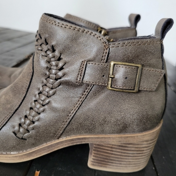 Billabong Take a Walk Booties Women's 7 Greige Grey Beige Taupe Braided Buckle - Picture 2 of 9